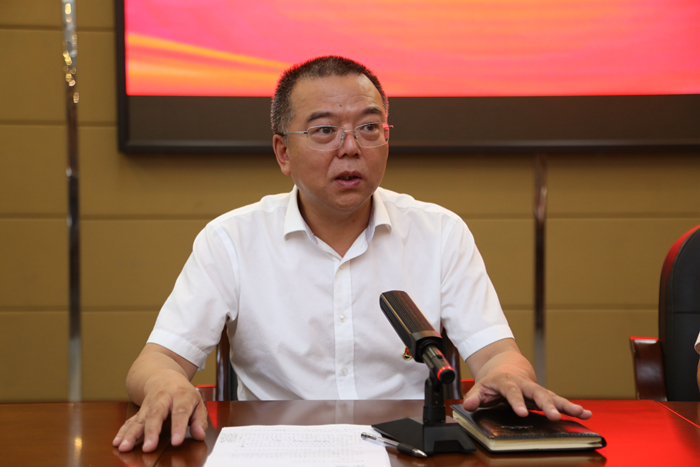 党委副书记、纪委书记邓盛刚主持大会.jpg