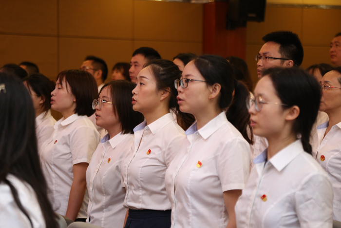 活动在庄严的国歌声中拉开帷幕.jpg