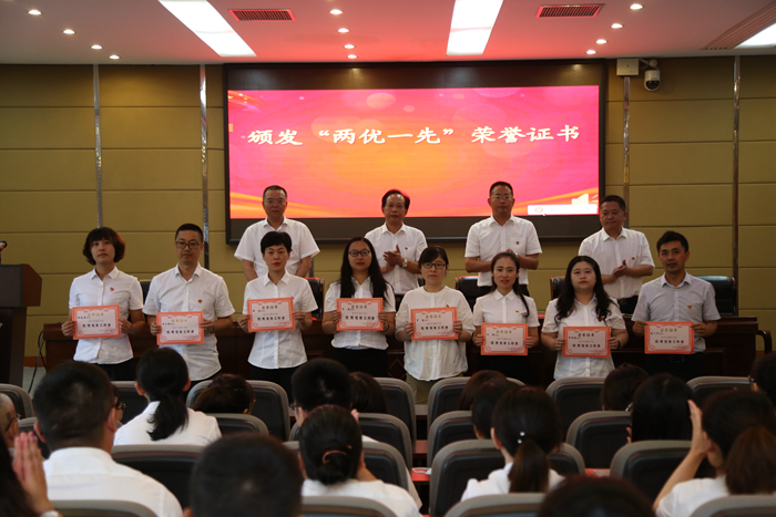 优秀党务工作者作为“两优”代表接受表彰.jpg