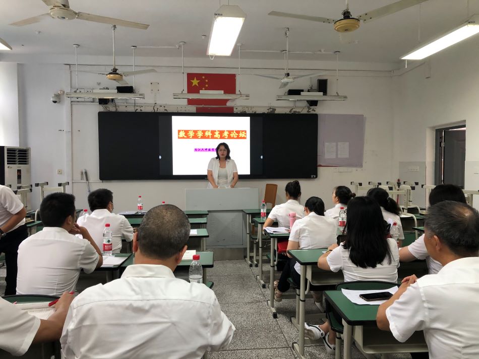 数学组何永娟阅卷.jpg