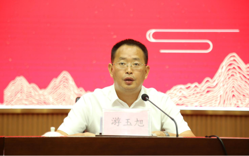 20230829金风送爽扬帆起，踔厉奋发起航时——内江六中召开新学期教职工大会130.png