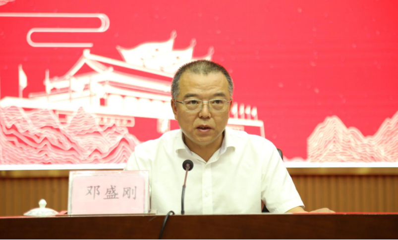 20230829金风送爽扬帆起，踔厉奋发起航时——内江六中召开新学期教职工大会572.png
