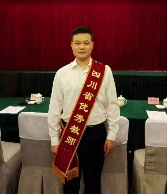 功勋教师推评第二期叶华明修改33.png