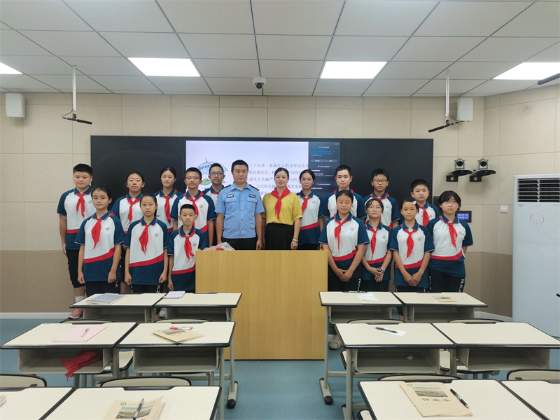 2024.9.14法润少年心 护航成长路----内江六中举办法治教育进校园活动  师生合影.png