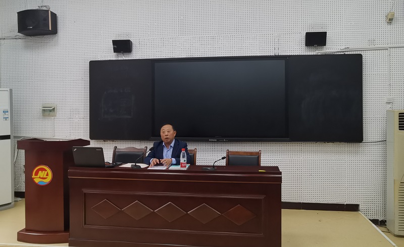 教研员李勇老师讲话.jpg